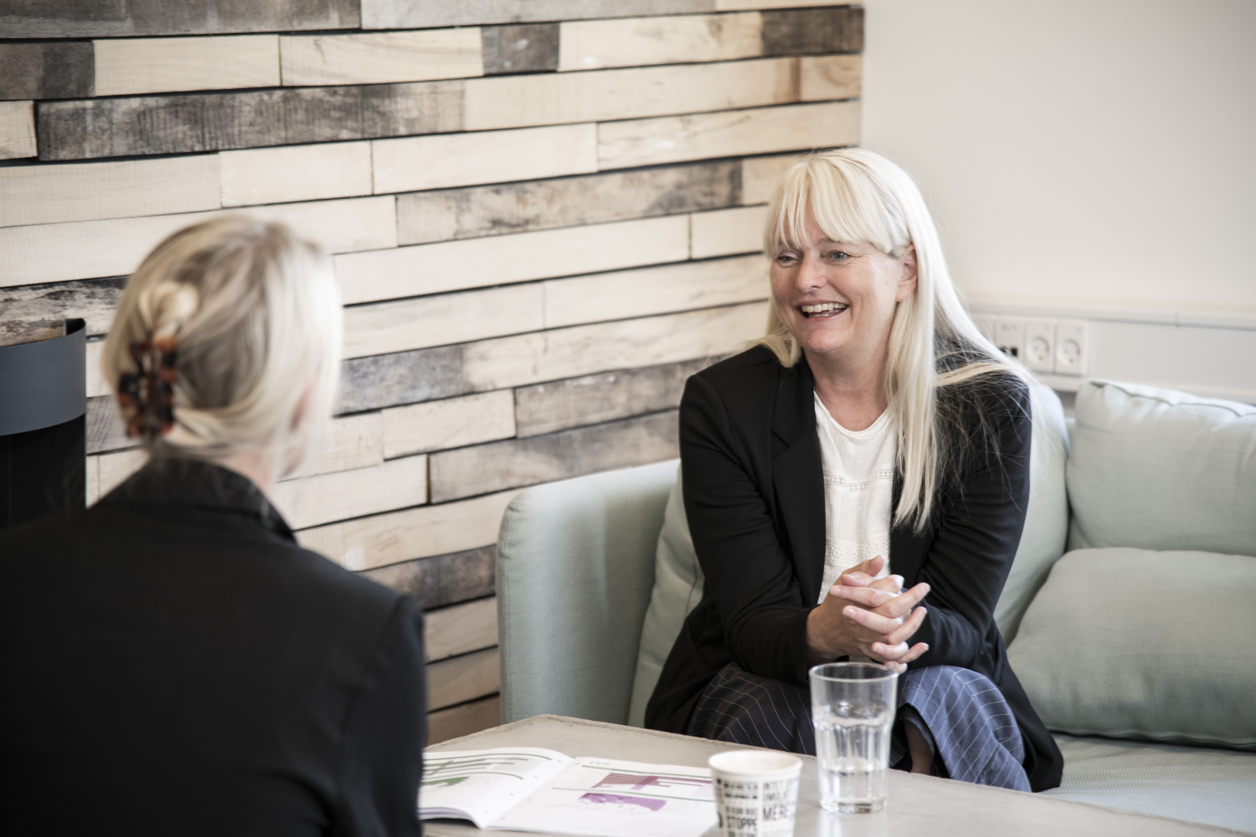 To kvinder der snakker i en sofa